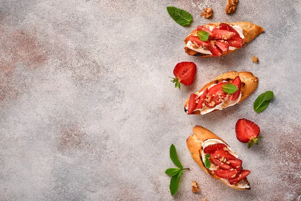 Offene Sandwiches Mit Erdbeeren Weichkäse Minze Und Walnuss Keramikteller Auf — Stockfoto