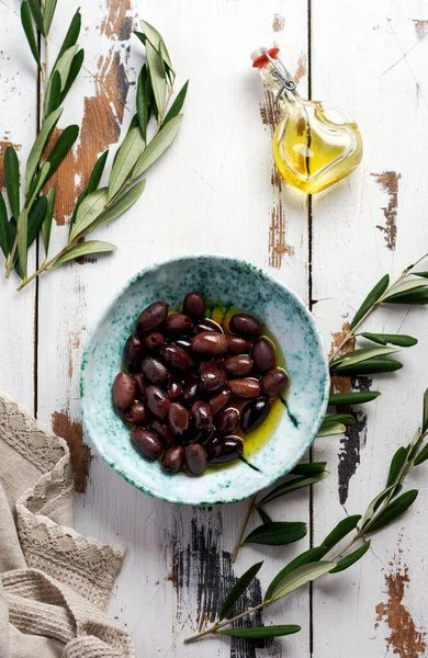 Diverse Varietà Olive Fresche Diversi Piatti Ceramica Vecchio Tovagliolo Grigio — Foto Stock