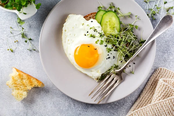 Gebakken Eieren Met Arugula Microgroen Grijs Keramische Plaat Grijs Beton — Stockfoto