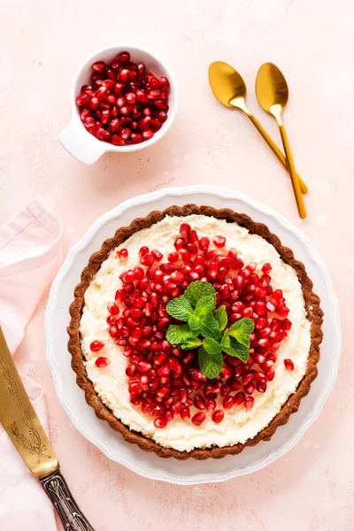 Csokis Torta Kókuszkrémmel Gránátalmával Mentával Rózsaszín Asztali Háttérrel Házi Készítésű — Stock Fotó