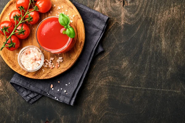 Glas Frischen Tomatensaft Salz Basilikum Und Tomaten Auf Holzständer Auf — Stockfoto