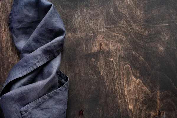 深褐色的木质部 用棉制厨房餐巾或毛巾盖上 摘要背景 复制空间背景 — 图库照片