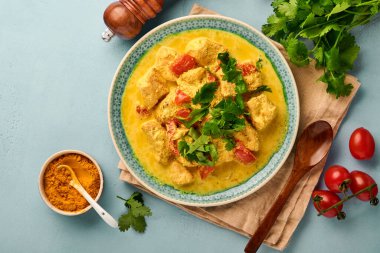 Tavuk tikka masala. Geleneksel Hint mutfağı körisi ve koyu arka planda malzemeler. Köri, kireç, zencefil, kişniş, biber, pirinç, şifalı otlar ve baharatlar. Kopyalama alanı olan üst görünüm.
