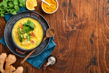 Tavuk tikka masala. Geleneksel Hint mutfağı körisi ve koyu arka planda malzemeler. Köri, kireç, zencefil, kişniş, biber, pirinç, şifalı otlar ve baharatlar. Kopyalama alanı olan üst görünüm.