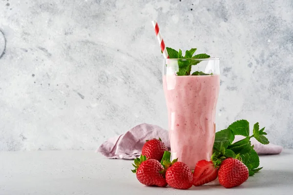 Strawberry Smoothie Milkshake Berries Mint Tall Glass Light Grey Background — Stock Photo, Image