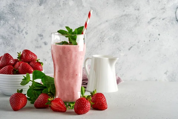 Smoothie Morango Milkshake Com Bagas Hortelã Vidro Alto Sobre Fundo — Fotografia de Stock