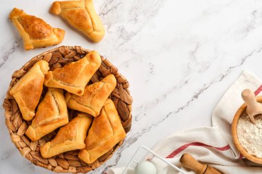 Kişniş, et, yumurta, domates ve kırmızı biber soslu kızarmış börek. Latin Amerika ve Şili 'nin bağımsızlık günü kavramı.