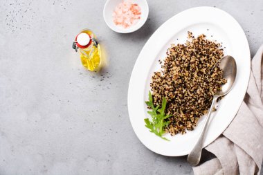 Beyaz, kırmızı ve siyah kinoalı beyaz tabakta gri kırsal arka plan, üst manzara, metin tarifleri veya menü için yer. Vegan Superfood, sağlıklı beslenme ve beslenme ya da diyet konsepti.