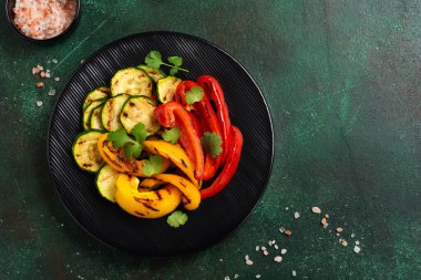 Izgara sebze kabağı, kırmızı ve sarı biber, dolmalık biber ve ızgarada kişniş. Üst Manzara. Barbekü konsepti.