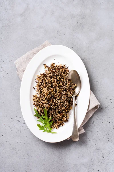 Quinoa Blanc Rouge Noir Cuit Dans Une Assiette Blanche Sur — Photo