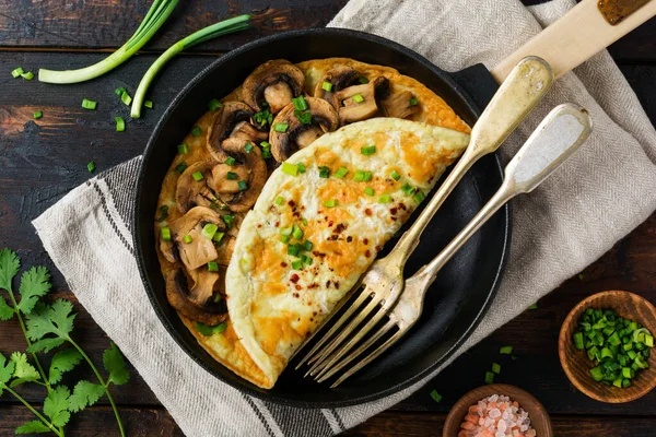 Huevo Fresco Revuelto Tortilla Frittata Con Champiñones Cebollas Hierbas Frescas —  Fotos de Stock