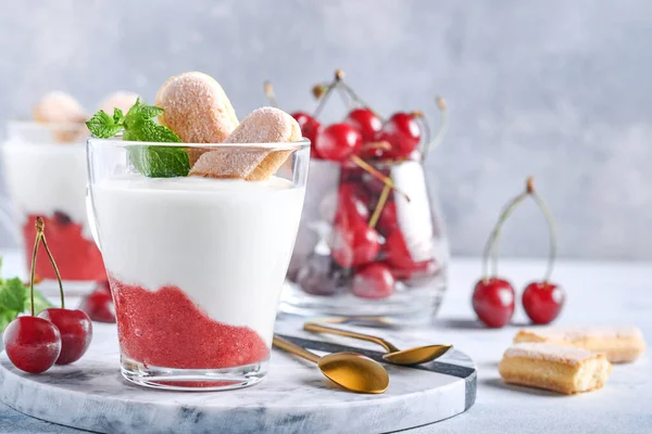 Massa Folhada Cereja Verão Com Biscoitos Savoiardi Queijo Creme Vidro — Fotografia de Stock