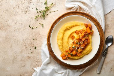 Tereyağlı, balkabaklı, sarımsaklı, tuzlu ve parmesan peynirli, açık beton arka planda. Geleneksel İtalyan yemekleri, vejetaryen yemekleri. Üst Manzara. Boşluğu kopyala.