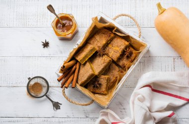 Baharatlı Balkabağı Çubuğu Tarçın, Anason ve Karamelli Sarışın Kareler. Geleneksel İngiliz Tatlısı. Üst görünüm