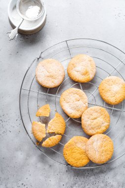 Geleneksel İsveç kurabiyeleri Dream veya Drommar eski gri arka planda. Üst görünüm