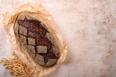 Esnaf mayalı çavdar ekmeği üzerine taze pişmiş ev yapımı ekmek eski hafif kas taşı ya da beton arka plan. Üst Manzara. Yemek pişirme geçmişi. Boşluğu kopyala.