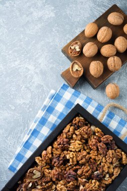 Tahta bir kutuda olgun kurutulmuş cevizler, lezzetli sağlıklı cevizler. Üst Manzara. Model.