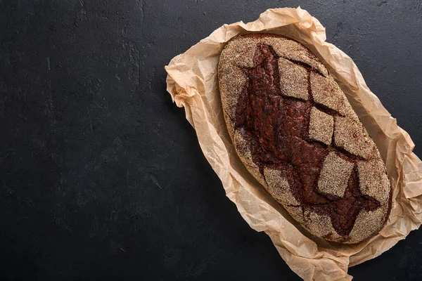 Frisch Gebackenes Hausgemachtes Brot Auf Handwerklichem Sauerteig Roggen Auf Schwarzem — Stockfoto