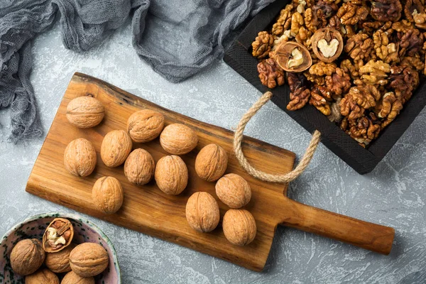 Mature Dried Walnuts Wooden Box Tasty Healthy Walnuts Top View — Stock Photo, Image