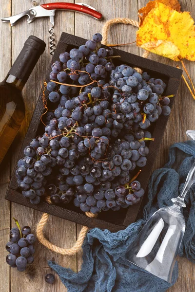 Uvas Caseiras Uma Caixa Preta Uma Garrafa Vinho Saca Rolhas — Fotografia de Stock