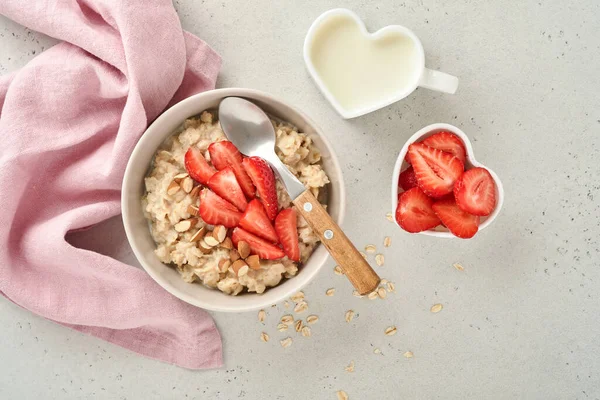 Gachas Avena Con Rodajas Fresa Almendras Frutos Secos Miel Tazón — Foto de Stock