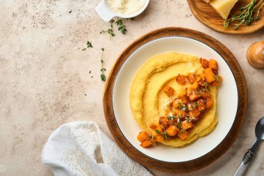Tereyağlı, balkabaklı, sarımsaklı, tuzlu ve parmesan peynirli, açık beton arka planda. Geleneksel İtalyan yemekleri, vejetaryen yemekleri. Üst Manzara. Boşluğu kopyala.