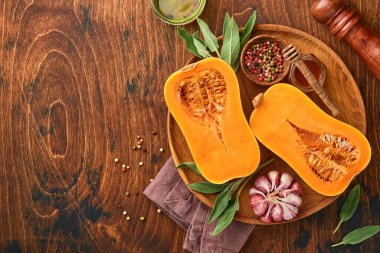 Adaçayı yapraklı çiğ organik tereyağlı kabak, çok renkli sarımsak, bal, tuz ve biber. Yemek arkaplanı. Kopyalama alanı olan üst görünüm.