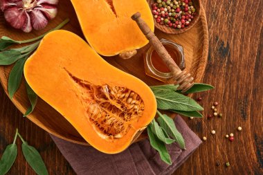 Adaçayı yapraklı çiğ organik tereyağlı kabak, çok renkli sarımsak, bal, tuz ve biber. Yemek arkaplanı. Kopyalama alanı olan üst görünüm.