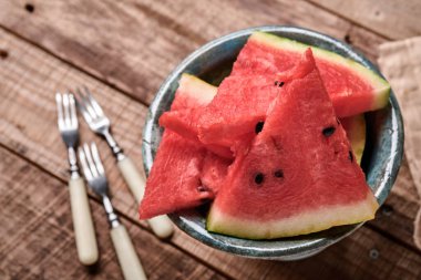 Ahşap zemin üzerinde taze karpuz dilimleri. Tasarım için hazırlan. Boşluğu kopyala.