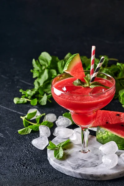 Copa Sandía Margarita Cóctel Con Menta Hielo Bebidas Refrescantes Verano — Foto de Stock