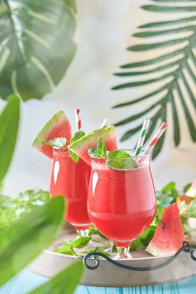 Cóctel Sandía Con Menta Hielo Bebidas Refrescantes Verano Vasos Sobre — Foto de Stock