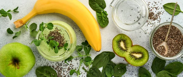 Hozzávalók Egészséges Zöld Smoothie Friss Spenót Borsó Mikrozöldségek Banán Kivi — Stock Fotó