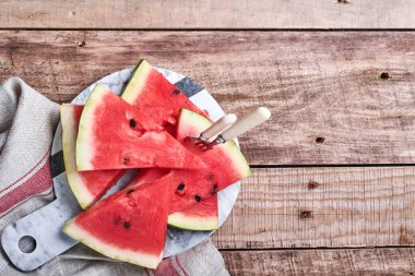 Ahşap zemin üzerinde taze karpuz dilimleri. Tasarım için hazırlan. Boşluğu kopyala.