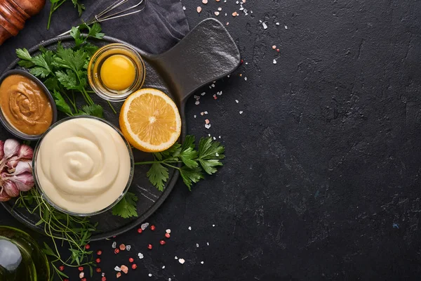 Hausgemachte Mayonnaise Sauce Und Zutaten Zitrone Eier Olivenöl Gewürze Und — Stockfoto
