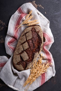 Esnaf mayalı çavdar ekmeği üzerine taze pişmiş ekmek. Kas taşı ya da beton arka plan. Üst Manzara. Yemek pişirme geçmişi. Boşluğu kopyala.