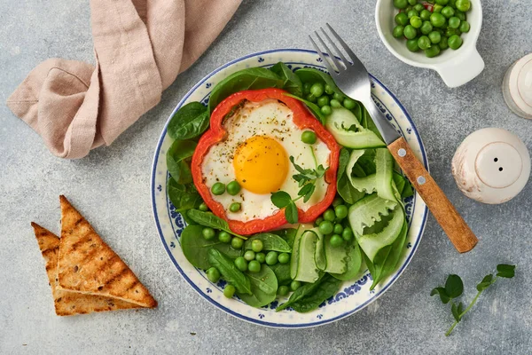 Pimientos Rojos Rellenos Huevos Hojas Espinaca Guisantes Verdes Microverduras Plato — Foto de Stock