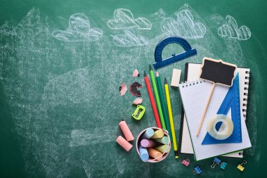 Okul gereçleri ve yeşil tahtada siyah masa lambası. Okula dönüş kavramı. Tasarım için hazırlan. Uzayı kopyala Eğitim Konsepti.