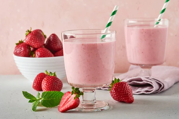 Çilekli Smoothie Böğürtlenli Milkshake Açık Pembe Arka Planda Nane Şekeri — Stok fotoğraf