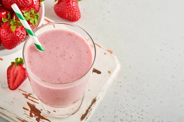 Strawberry Smoothie Milkshake Berries Mint Tall Glass Light Grey Background — Stock Photo, Image