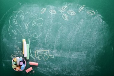 Okul gereçleri ve yeşil tahtada siyah masa lambası. Okula dönüş kavramı. Tasarım için hazırlan. Uzayı kopyala Eğitim Konsepti.