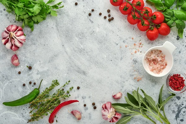 Lebensmittel Kochen Hintergrund Frischer Safran Knoblauch Koriander Basilikum Kirschtomaten Paprika — Stockfoto