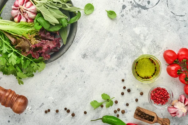 Lebensmittel Kochen Hintergrund Frischer Safran Knoblauch Koriander Basilikum Kirschtomaten Paprika — Stockfoto