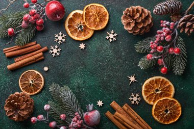 Noel ağacı dalları, Noel baloları, hediye kutuları, ahşap kar taneleri ve yeşil betondan arkaplan yıldızları Noel kutlamalarınız için. Kopyalama alanı olan üst görünüm. Noel tebrik kartı..