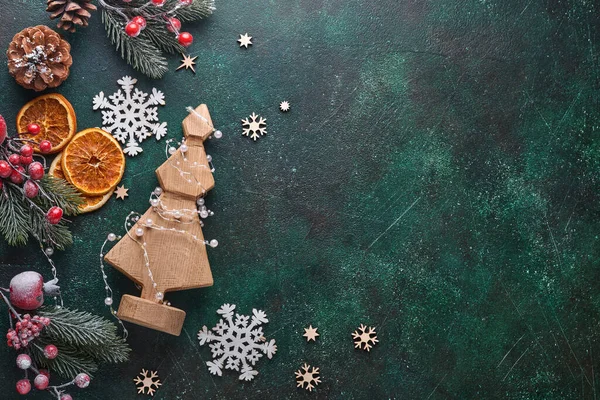 圣诞木制装饰冷杉树与花环 圣诞球 礼品盒 木制雪花和星星绿色混凝土的背景为您的圣诞祝福 顶部视图 圣诞贺卡 — 图库照片