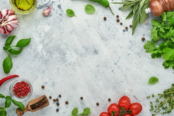 Lebensmittel Kochen Hintergrund Frischer Safran Knoblauch Koriander Basilikum Kirschtomaten Paprika — Stockfoto