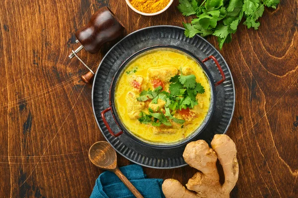 Kurczak Tikka Masala Tradycyjna Kuchnia Indyjska Curry Składniki Ciemnym Tle — Zdjęcie stockowe