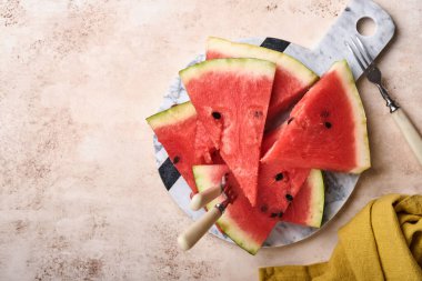 Açık arkaplanda taze karpuz dilimleri. Tasarım için hazırlan. Boşluğu kopyala.