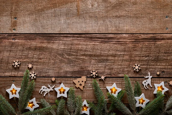 圣诞或新年背景 有冷杉枝 圣诞球 礼品盒 木制雪花和深色木制背景的星星 放在你的文字位置上 — 图库照片