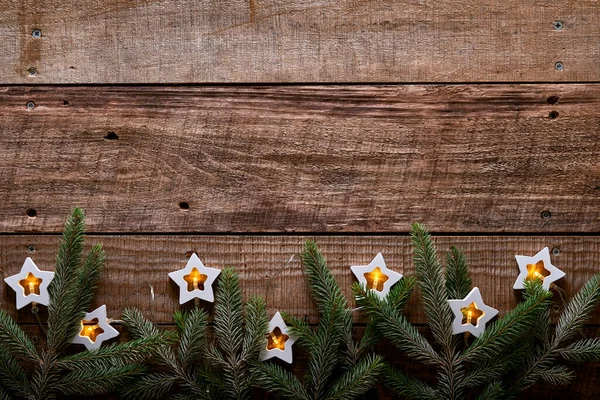 圣诞或新年背景 有冷杉枝 圣诞球 礼品盒 木制雪花和深色木制背景的星星 放在你的文字位置上 — 图库照片