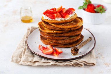 Kahvaltı için süzme peynirli, ballı ve çilekli bir yığın Fransız tostu. Seçici odak